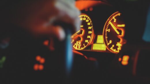 Co oznaczają kontrolki na desce: najważniejsze symbole i kiedy nie jechać dalej