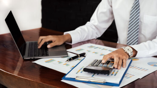 Własna księgowość, czy profesjonalne biuro rachunkowe