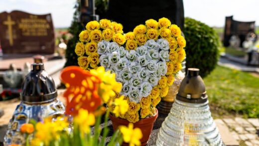 Sztuka wyboru: Wiosenne stroiki i kompozycje, które zachwycą na cmentarzu