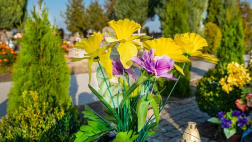 Jak udekorować grób wiosną z wyczuciem i estetyką?
